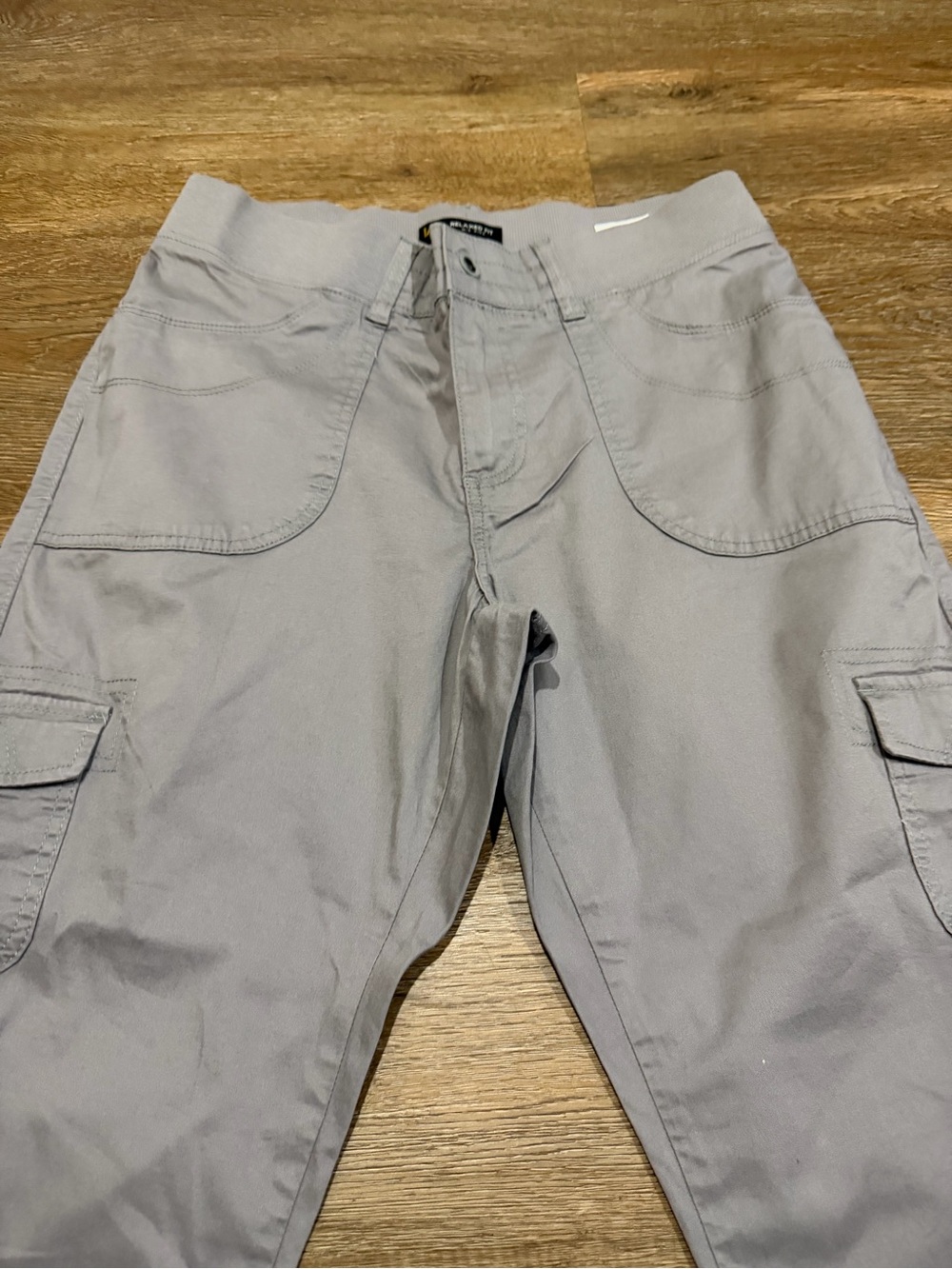 Lee Women’s Relaxed Fit Austyn Mid-Rise Cargo Capri Pants, Frost Gray, Size 10 - Picture 6 of 8